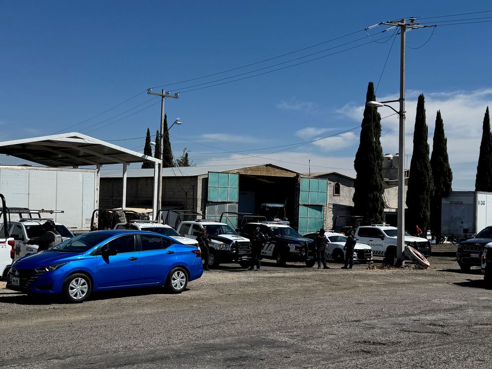 Efectivos del Ej\u00e9rcito y Guardia Nacional durante operativo en carretera Palmillas-Huichapan tras asesinato de comandante federal