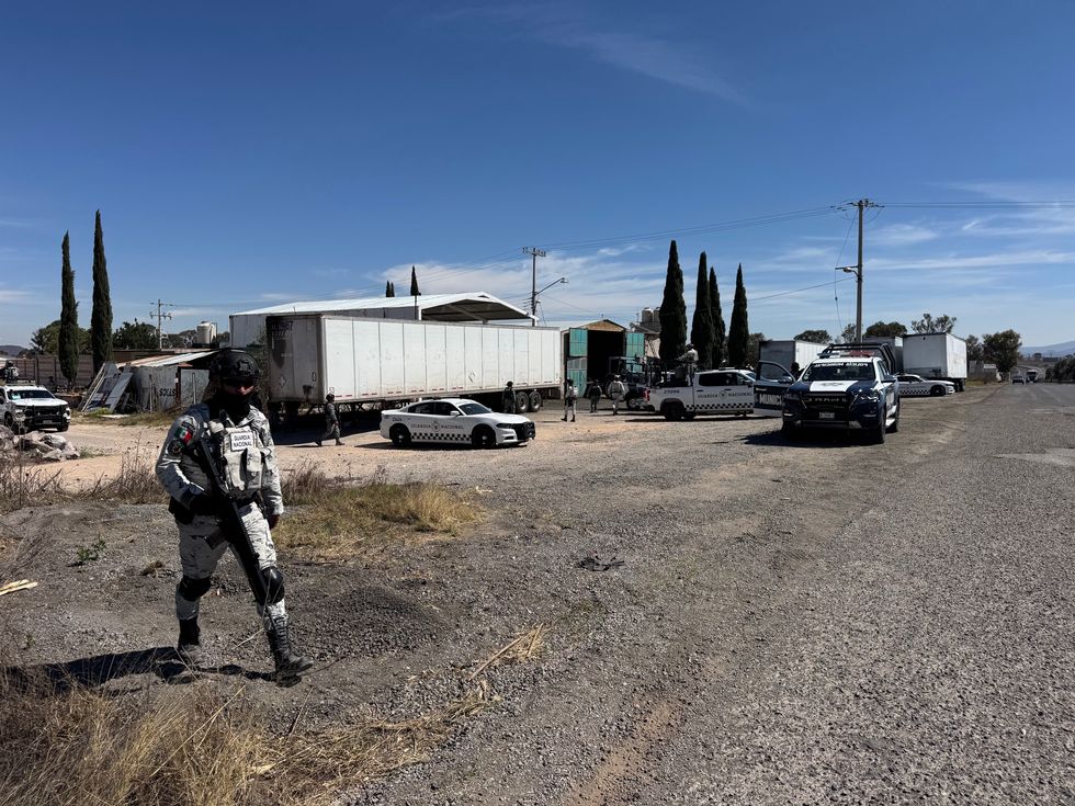 Efectivos del Ej\u00e9rcito y Guardia Nacional durante operativo en carretera Palmillas-Huichapan tras asesinato de comandante federal