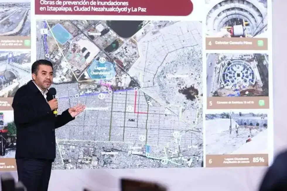 Efra\u00edn Morales explica obras hidr\u00e1ulicas de Conagua en una pantalla de presentaci\u00f3n