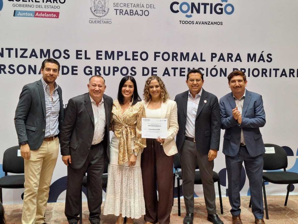 Egresados del Diplomado Virtual en Inclusi\u00f3n y Diversidad Laboral posan con diploma durante la clausura organizada por la Secretar\u00eda del Trabajo en Quer\u00e9taro.