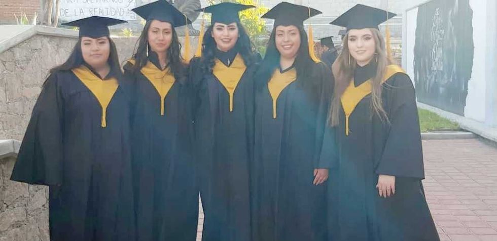 egresan profesionistas uaq