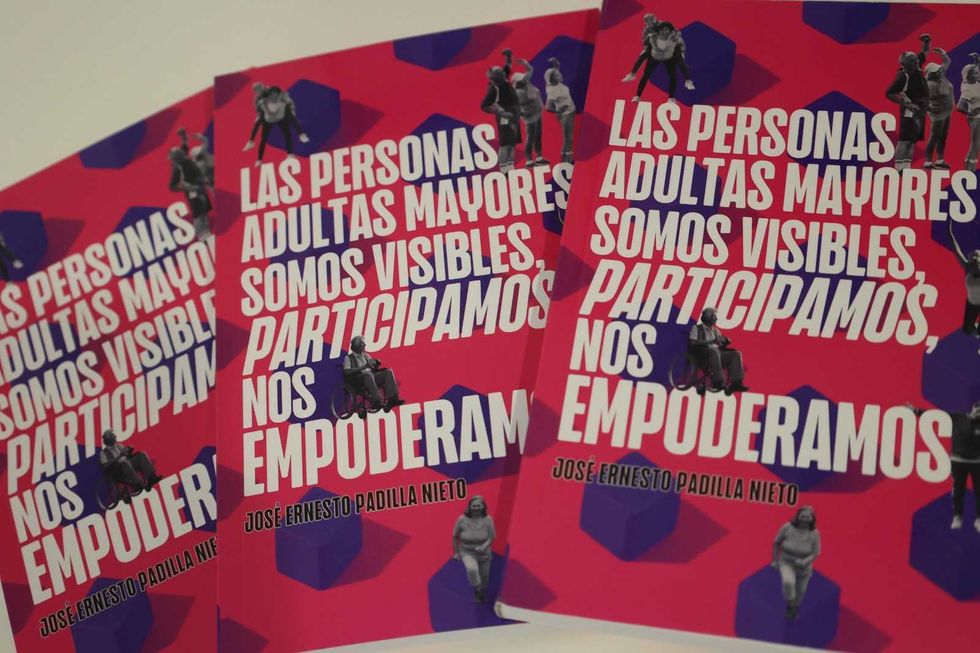 Ejemplares del libro "Las personas adultas mayores somos visibles, participamos, nos empoderamos" de Jos\u00e9 Ernesto Padilla Nieto