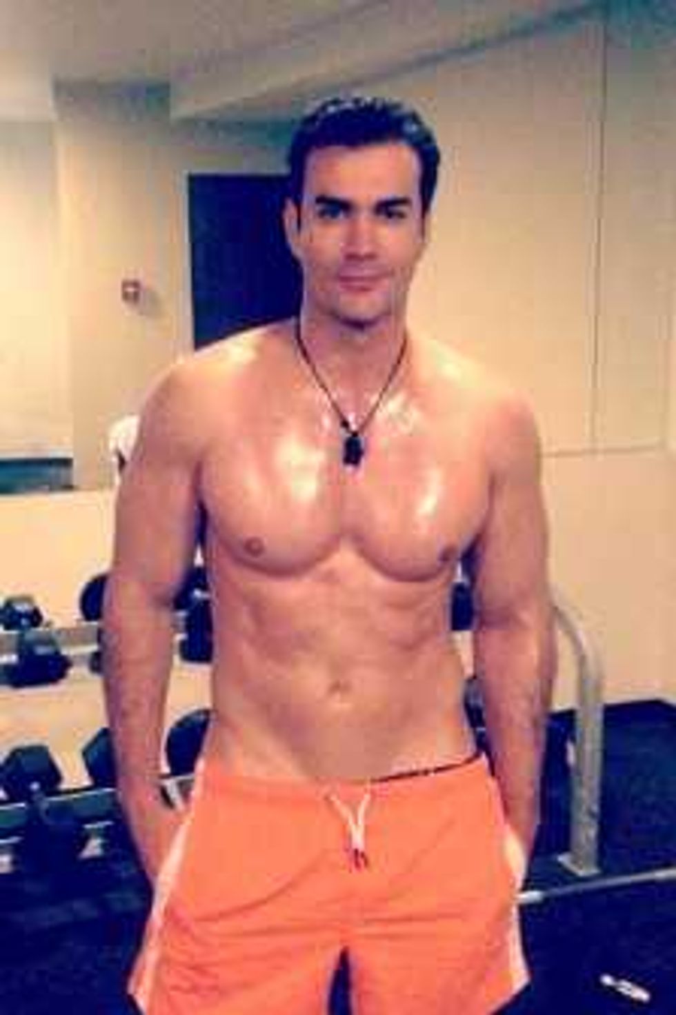 El actor David Zepeda brindó algunos tips que sigue durante las fiestas, para que sus seguidores puedan aplicarlos en esta época decembrina, y no ganar unos kilos de más.