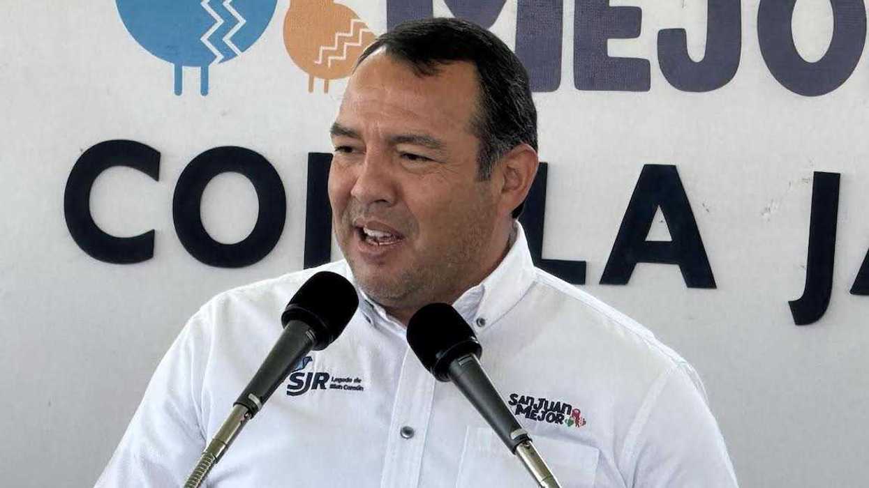 El alcalde de San Juan del Río durante una conferencia donde fijó postura sobre el reclutamiento de menores en Querétaro.