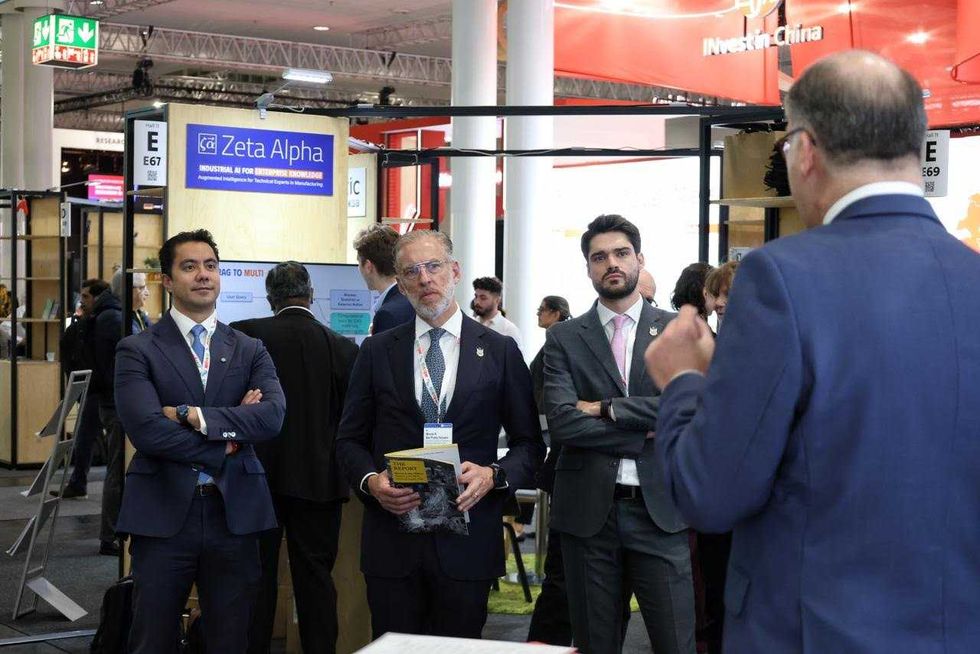 El alcalde Felifer Mac\u00edas asiste a la inauguraci\u00f3n del pabell\u00f3n Quer\u00e9taro en la Hannover Messe 2026 en Alemania junto al gobierno del estado.