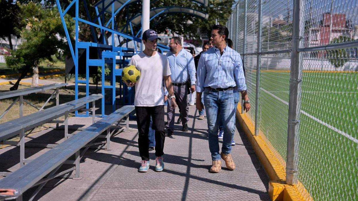 El alcalde Felifer Macías entregó la cancha de fútbol rehabilitada con inversión de 5.8 millones de pesos en Epigmenio González.