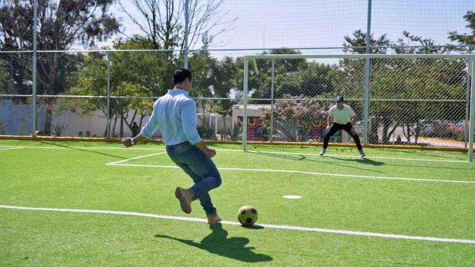 El alcalde Felifer Macías entregó la cancha de fútbol rehabilitada con inversión de 5.8 millones de pesos en Epigmenio González.