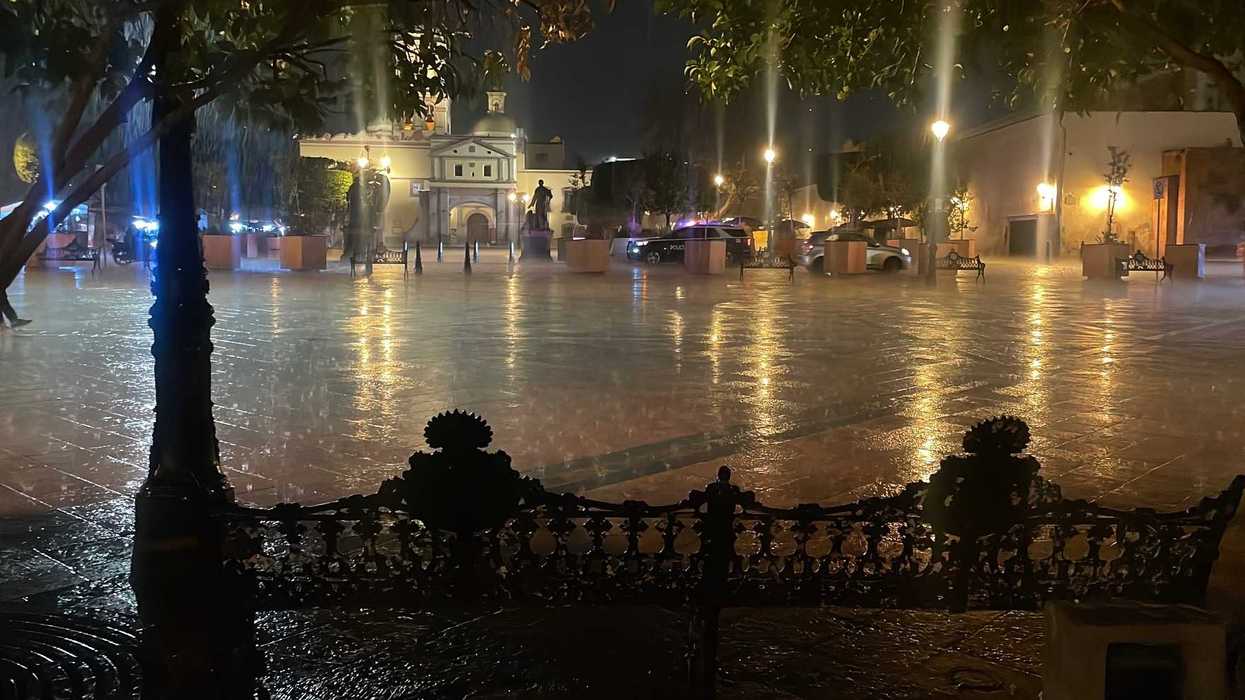 El alcalde Felifer Macías informa sobre las lluvias desde el centro de monitoreo meteorológico de Protección Civil de Querétaro.