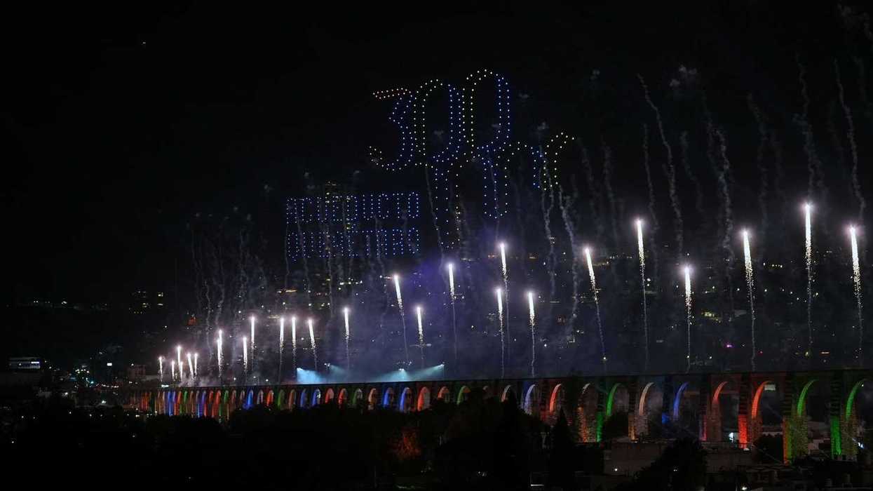 El alcalde Felifer Macías Olvera durante el espectáculo de los 300 años de la Calzada de los Arcos en Querétaro capital, con más de 20 mil asistentes en la vía pública