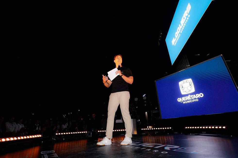 El alcalde Felifer Macías recibe el logotipo de Bloquers mediante un dron durante el lanzamiento de la marca que agrupa más de 1,600 proyectos de emprendimiento.