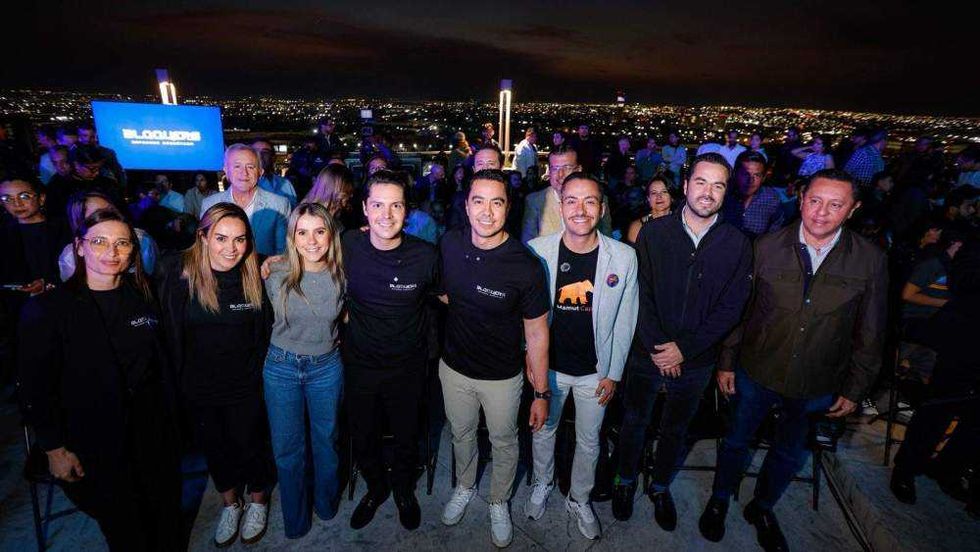 El alcalde Felifer Macías recibe el logotipo de Bloquers mediante un dron durante el lanzamiento de la marca que agrupa más de 1,600 proyectos de emprendimiento.