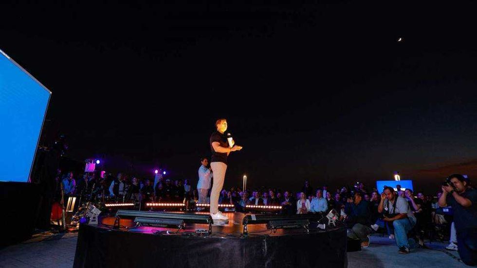 El alcalde Felifer Macías recibe el logotipo de Bloquers mediante un dron durante el lanzamiento de la marca que agrupa más de 1,600 proyectos de emprendimiento.