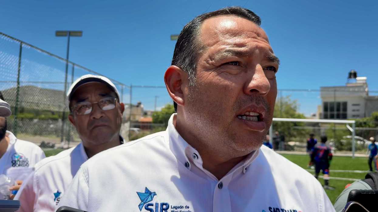 El alcalde Roberto Cabrera Valencia durante la entrega de viviendas Infonavit en el fraccionamiento Prados de Cerro Gordo, San Juan del Río.