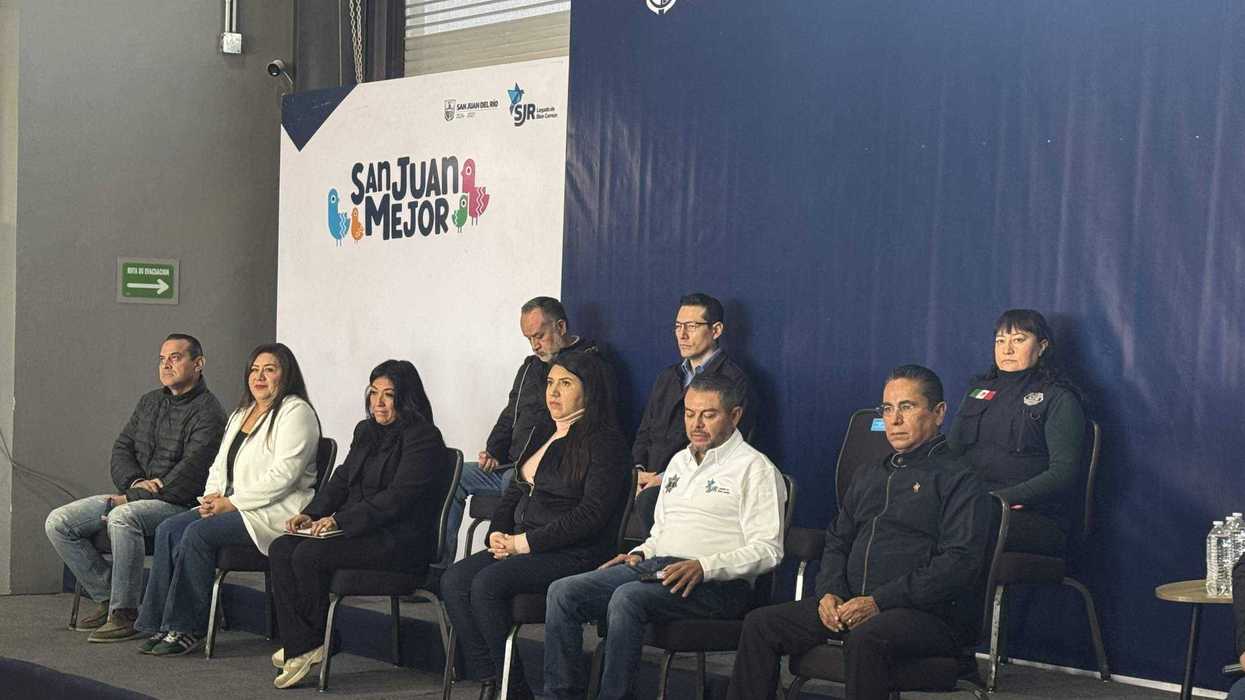 El alcalde Roberto Cabrera Valencia encabezó la conferencia donde autoridades municipales detallaron protocolo para temporada invernal en San Juan del Río.