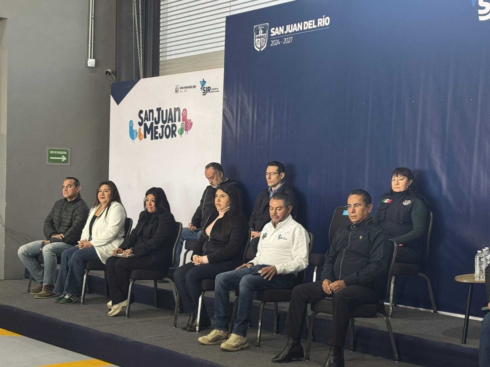 El alcalde Roberto Cabrera Valencia encabezó la conferencia donde autoridades municipales detallaron protocolo para temporada invernal en San Juan del Río.