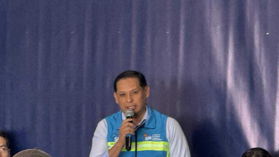 El alcalde Roberto Cabrera Valencia encabezó la conferencia donde autoridades municipales detallaron protocolo para temporada invernal en San Juan del Río.