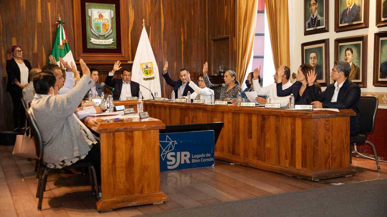 El alcalde Roberto Cabrera Valencia preside la mesa del cabildo de San Juan del Río junto a integrantes del Ayuntamiento.