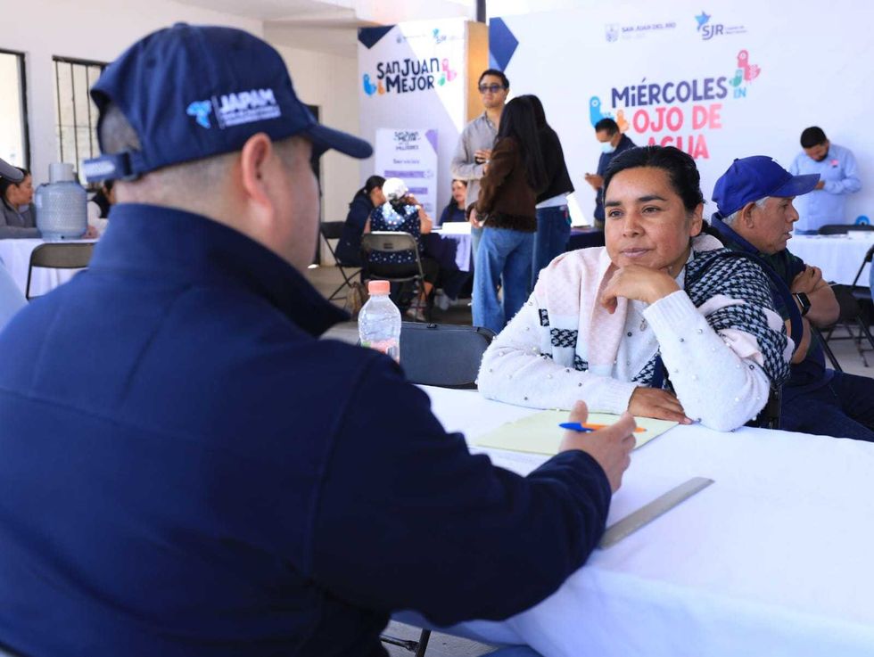 El alcalde Roberto Cabrera Valencia y el gabinete municipal de San Juan del R\u00edo durante la novena edici\u00f3n del programa Mi\u00e9rcoles en Ojo de Agua, con atenciones ciudadanas en el Polo de Desarrollo de la localidad
