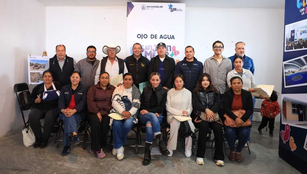 El alcalde Roberto Cabrera Valencia y el gabinete municipal de San Juan del R\u00edo durante la novena edici\u00f3n del programa Mi\u00e9rcoles en Ojo de Agua, con atenciones ciudadanas en el Polo de Desarrollo de la localidad