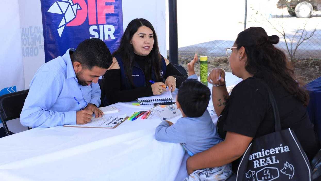 El alcalde Roberto Cabrera Valencia y el gabinete municipal de San Juan del Río durante la novena edición del programa Miércoles en Ojo de Agua, con atenciones ciudadanas en el Polo de Desarrollo de la localidad