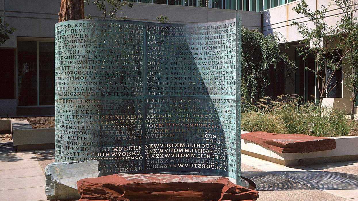 El archivo con claves del enigma final de la escultura Kryptos fue vendido por 963 mil dólares. AP.