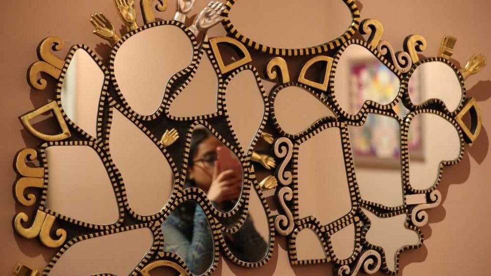 El artista mexicano Pedro Friedeberg presenta su obsesivo viaje al absurdo. EFE/Sáshenka Gutiérrez.