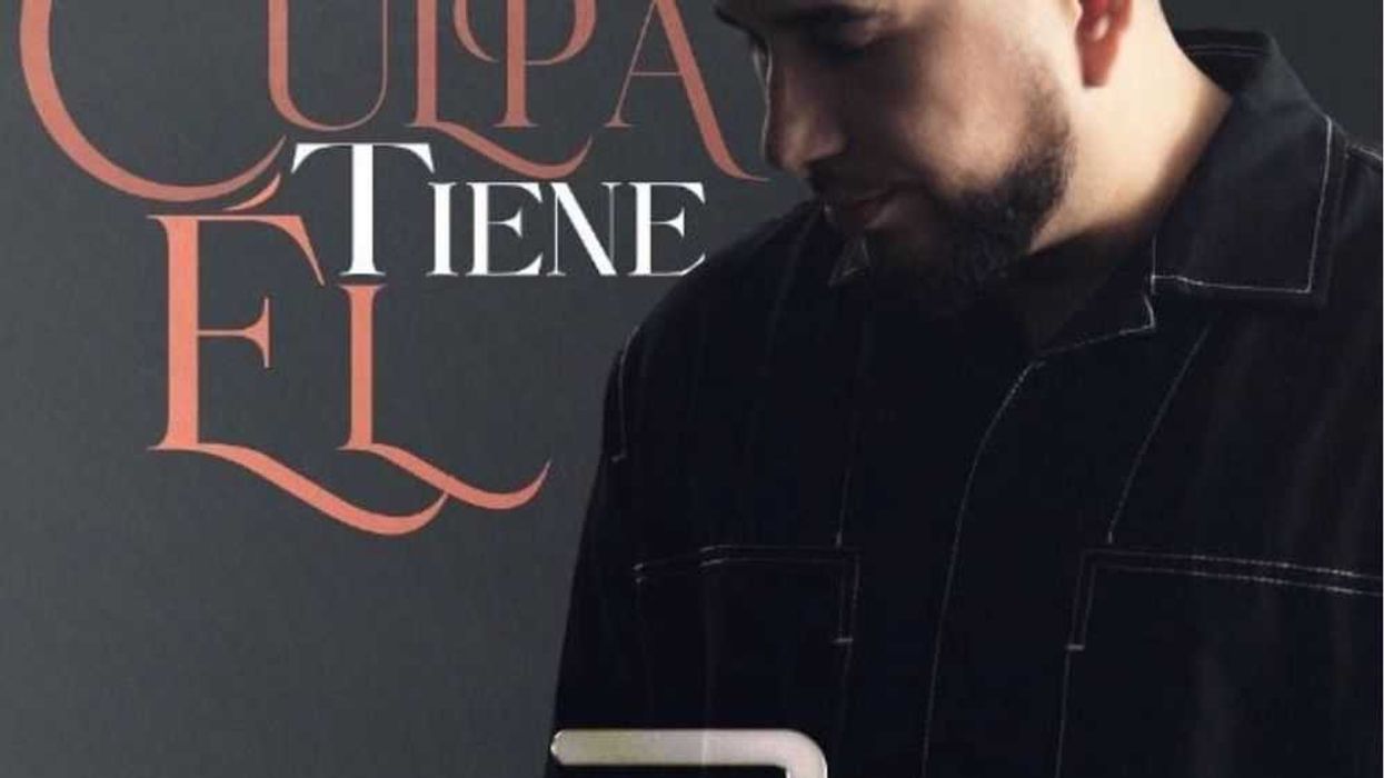 El Bebeto canta “Que culpa tiene él” acompañado de mariachi.