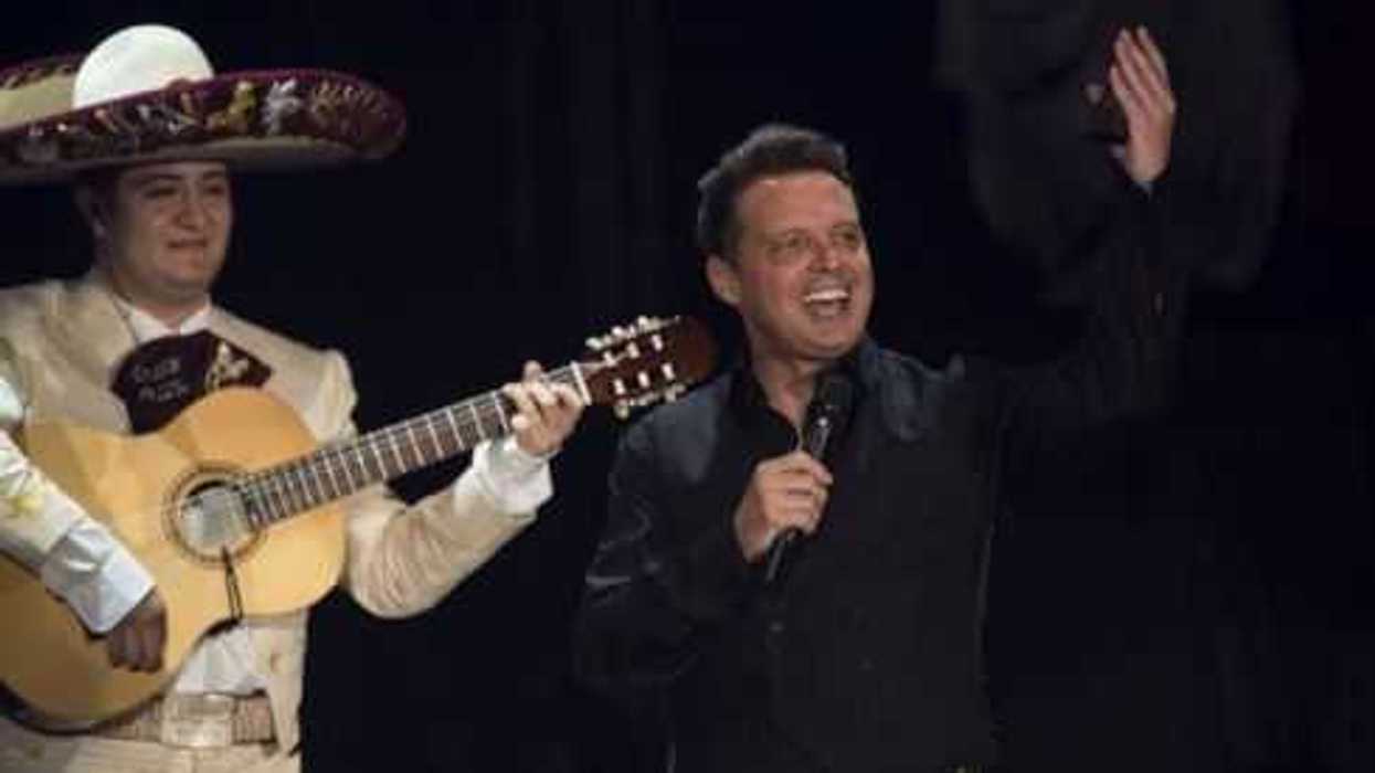 El cantante Luis Miguel regresó la víspera al escenario del Auditorio Nacional, para deleitar a los capitalinos con el romanticismo de su música.NOTIMEX