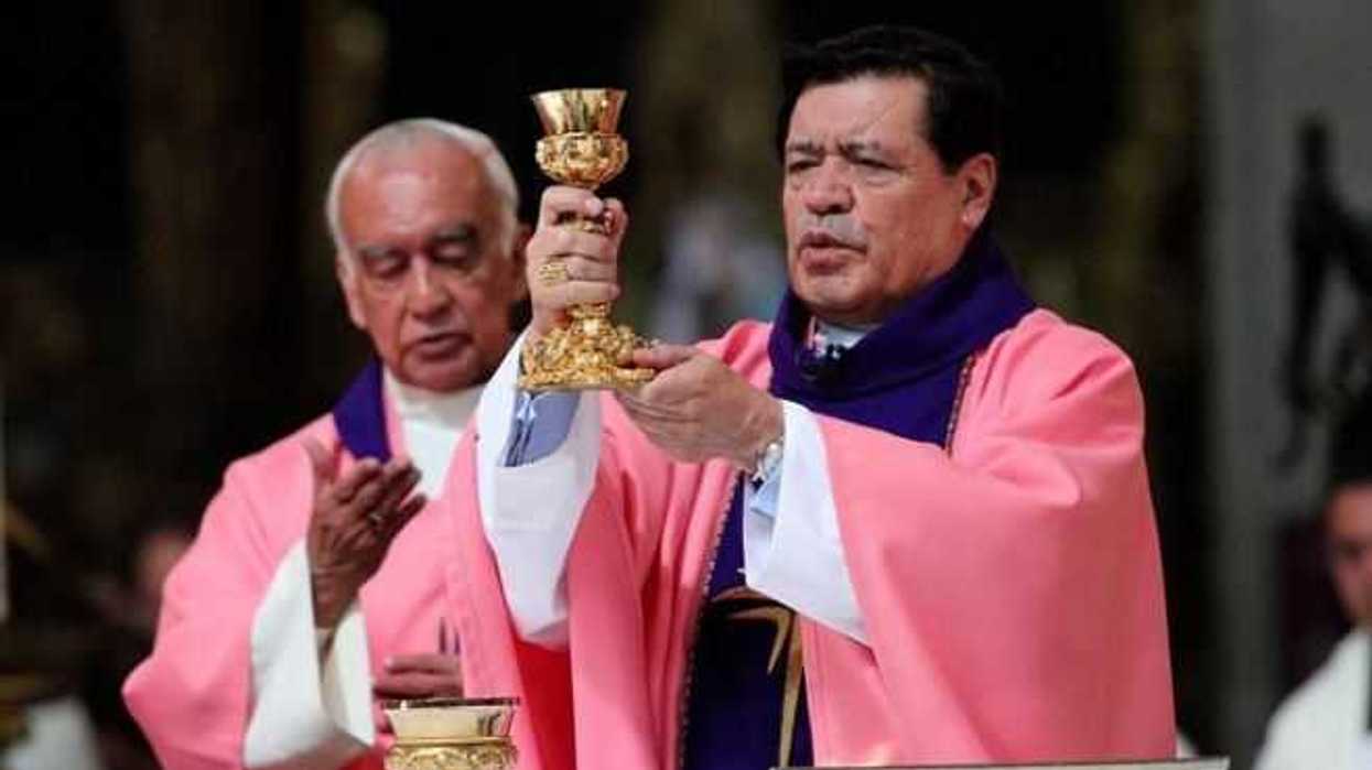 El cardenal, Norberto Rivera ofreció misa dominical en la Catedral Metropolitana.NOTIMEX