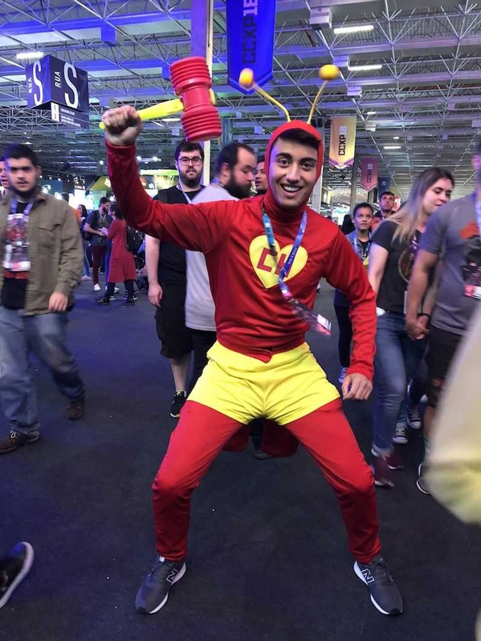 el chapulin colorado muestra su poder en la comic con de brasil7