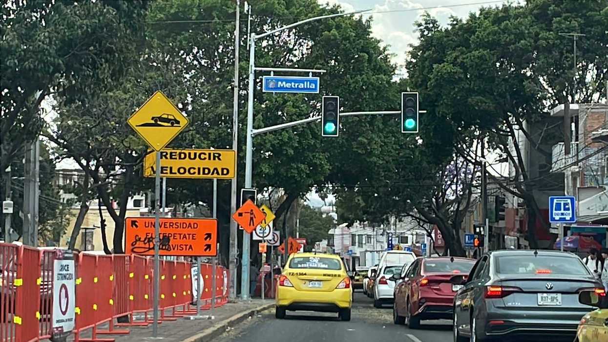 El cierre total abarca ambos cuerpos de Avenida Corregidora Norte, una de las arterias con mayor carga vehicular de la capital queretana.