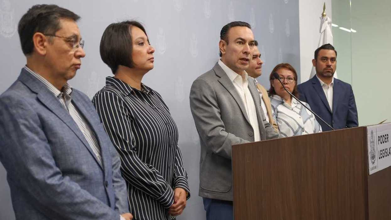 El coordinador de Morena, Arturo Maximiliano García, durante conferencia de prensa en el Congreso del Estado de Querétaro.