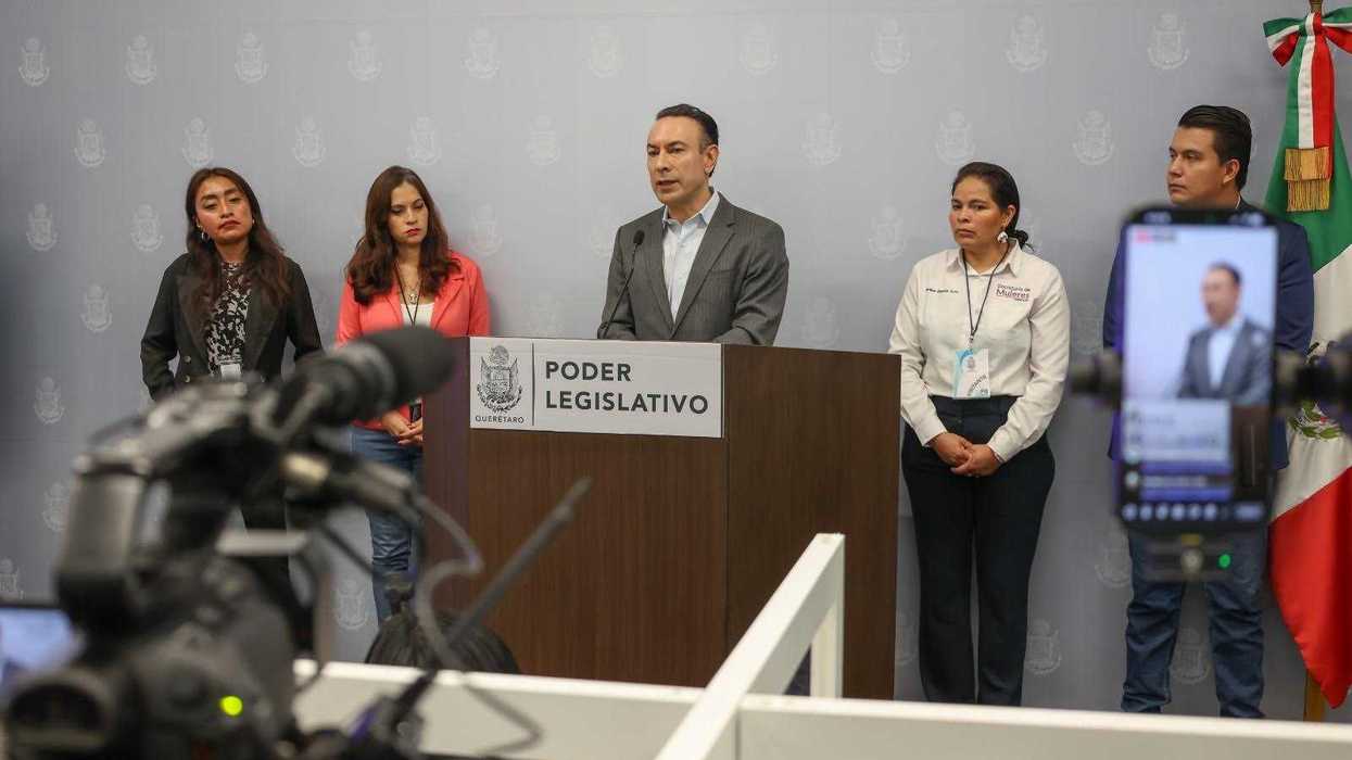 El diputado Arturo Maximiliano García Pérez y representantes de organizaciones civiles e instituciones presentan en el Poder Legislativo de Querétaro el plan de trabajo para instrumentar la reforma de educación digital.