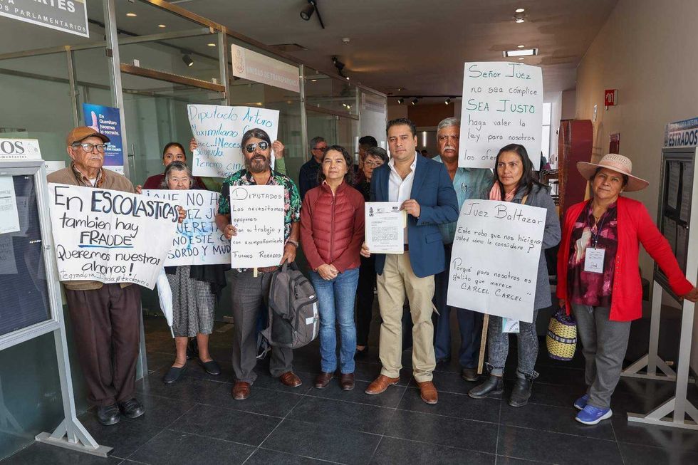 El diputado Eric Silva Hernández, junto con adultos mayores defraudados y legisladores de MORENA, presentaron exhorto a la Fiscalía de Querétaro para esclarecer fraude de caja de ahorro que opera desde 2019 sin detenciones.