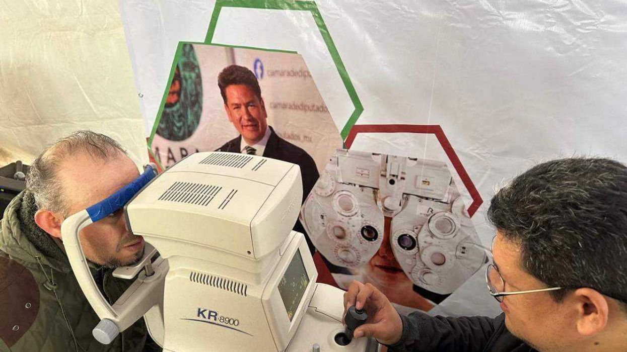 El Diputado Federal Ricardo Astudillo Suárez durante la entrega de lentes gratuitos a familias amealcenses en la jornada "Veamos al Futuro".