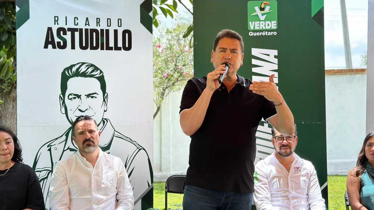 El diputado federal Ricardo Astudillo Suárez habla ante jóvenes de Colón durante foro ciudadano del PVEM en Querétaro