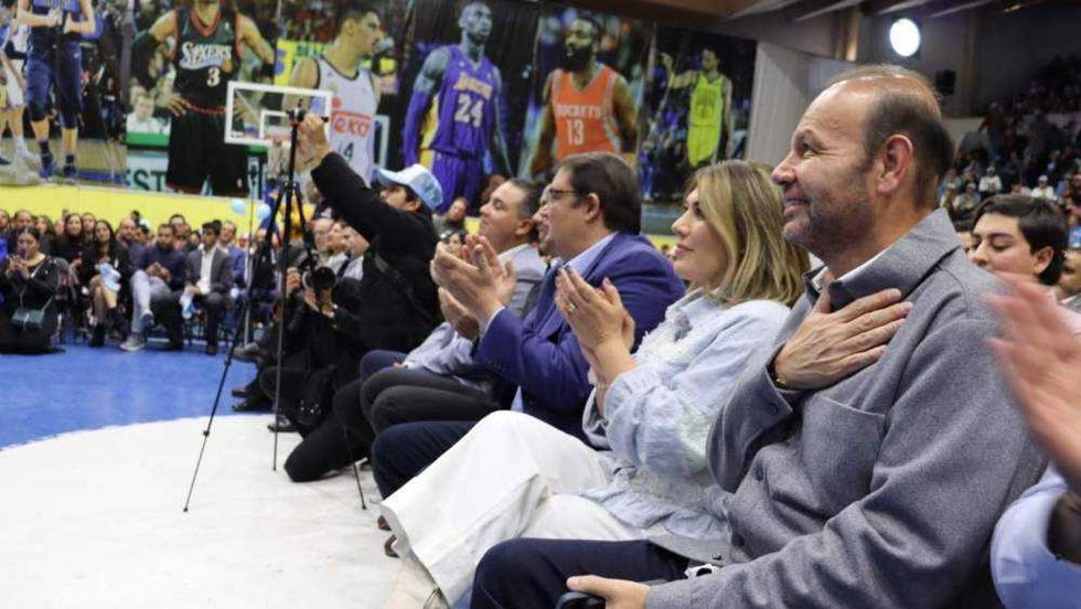 El diputado Guillermo Vega Guerrero presentó su primer informe de actividades legislativas ante autoridades estatales y municipales en San Juan del Río este sábado.