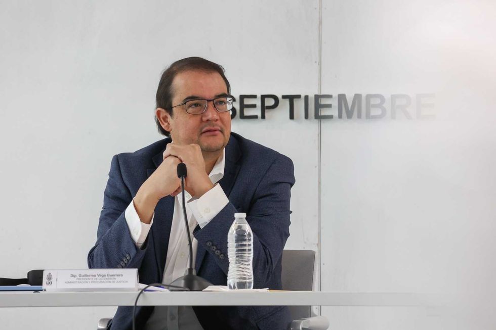 El diputado Guillermo Vega Guerrero, presidente de la Comisi\u00f3n de Administraci\u00f3n y Procuraci\u00f3n de Justicia, durante la sesi\u00f3n sobre la iniciativa para renombrar al Poder Judicial de Quer\u00e9taro.