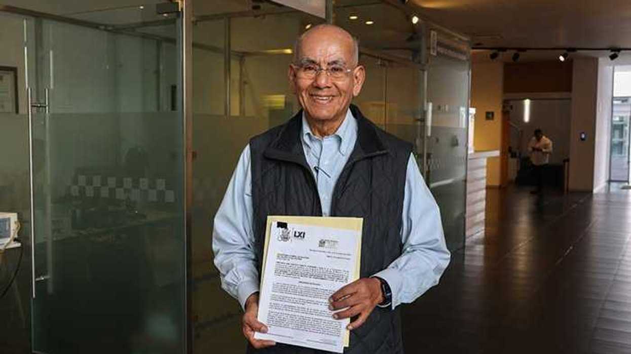 El diputado Luis Antonio Zapata Guerrero muestra el documento de su iniciativa de cosecha de agua de lluvia en Querétaro