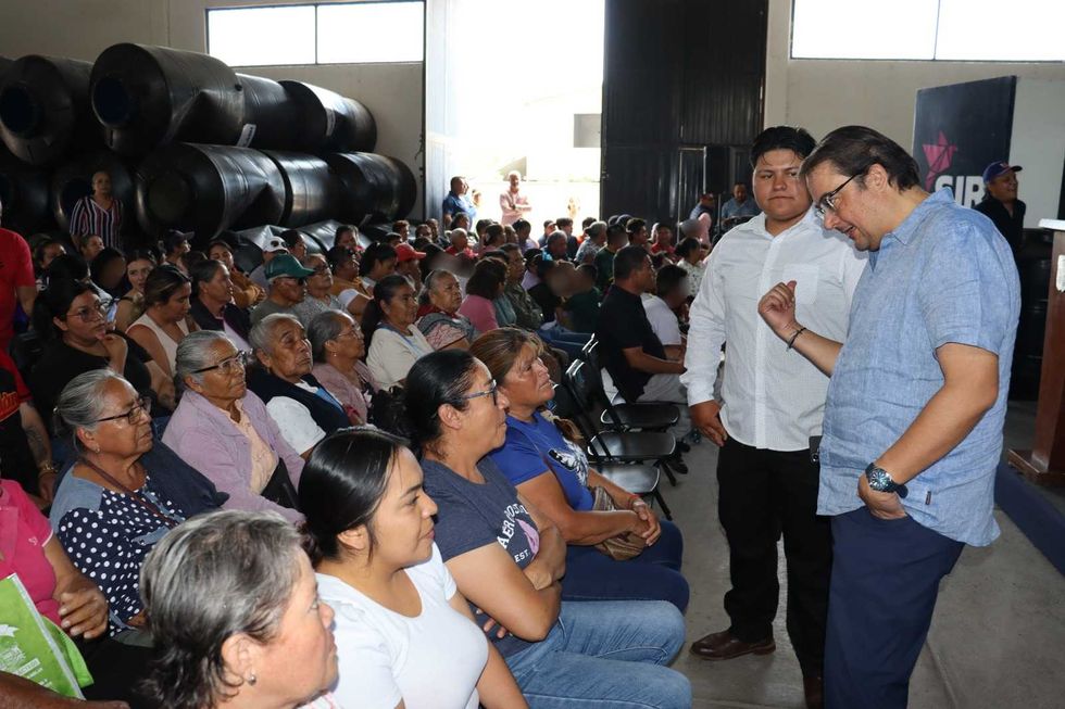 El diputado Memo Vega conversa con asistentes durante la entrega de tinacos en San Juan del R\u00edo