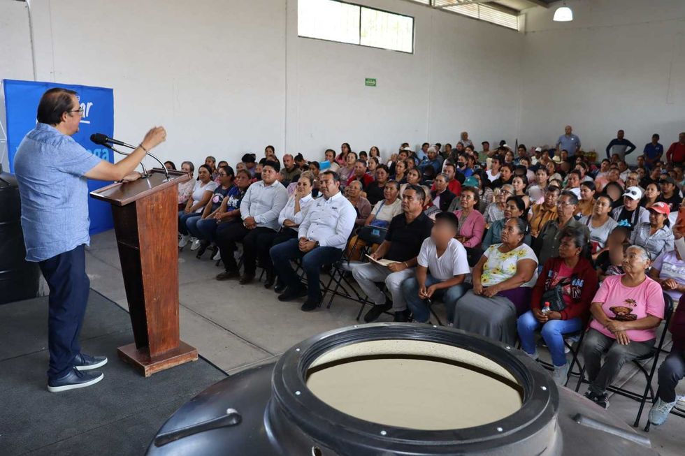El diputado Memo Vega dirige un mensaje durante la entrega de tinacos en San Juan del R\u00edo