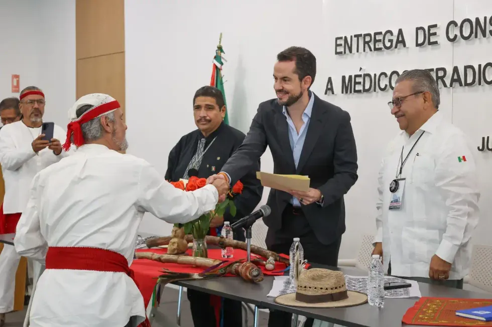 El diputado Paul Ospital Carrera entrega una constancia a un m\u00e9dico tradicional en el Congreso de Quer\u00e9taro.