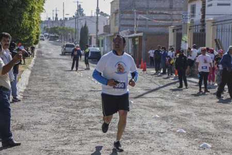 El diputado Roberto Cabrera Valencia, demostró su condición física en la carrera de la Familia.
