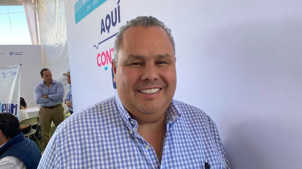 El Director de la Agencia de Movilidad del Estado de Querétaro, Gerardo Cuanalo Santos, durante el anuncio sobre el mantenimiento de la tarifa de transporte urbano en 10 pesos.