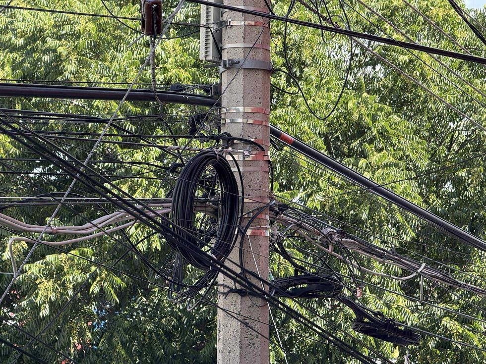 El exceso de cableado que será retirado en el centro histórico de San Juan del Río.