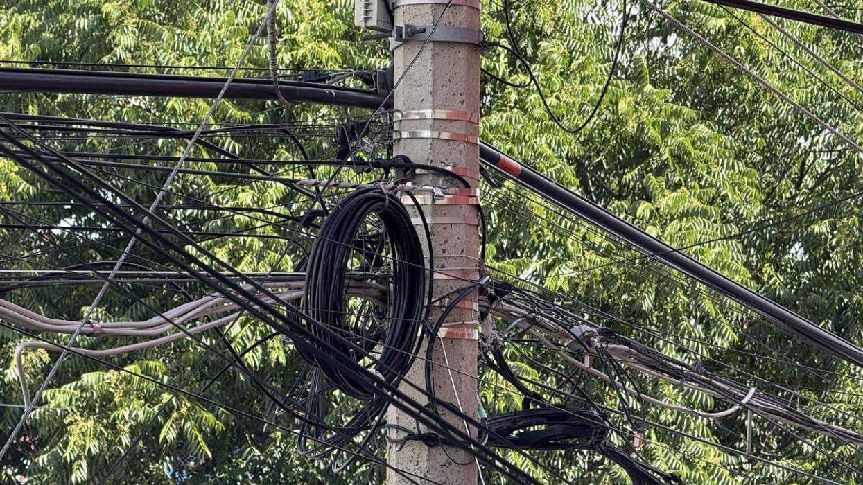 El exceso de cableado que será retirado en el centro histórico de San Juan del Río.