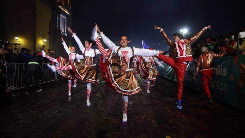 El Festival Alegría Contigo 2025 reunió a más de 20 mil personas en desfile navideño por el Centro Histórico de San Juan del Río.
