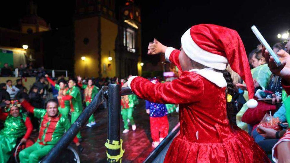 El Festival Alegría Contigo 2025 reunió a más de 20 mil personas en desfile navideño por el Centro Histórico de San Juan del Río.