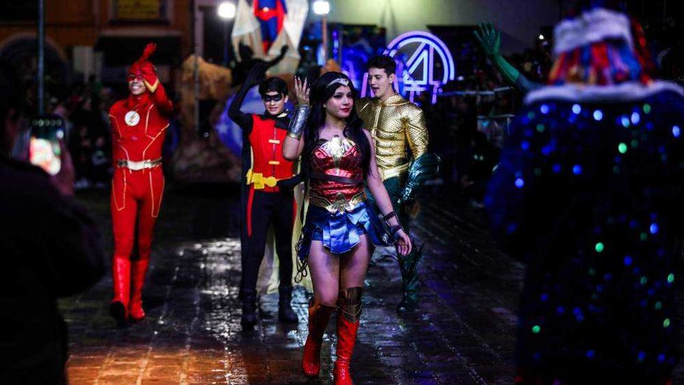 El Festival Alegría Contigo 2025 reunió a más de 20 mil personas en desfile navideño por el Centro Histórico de San Juan del Río.