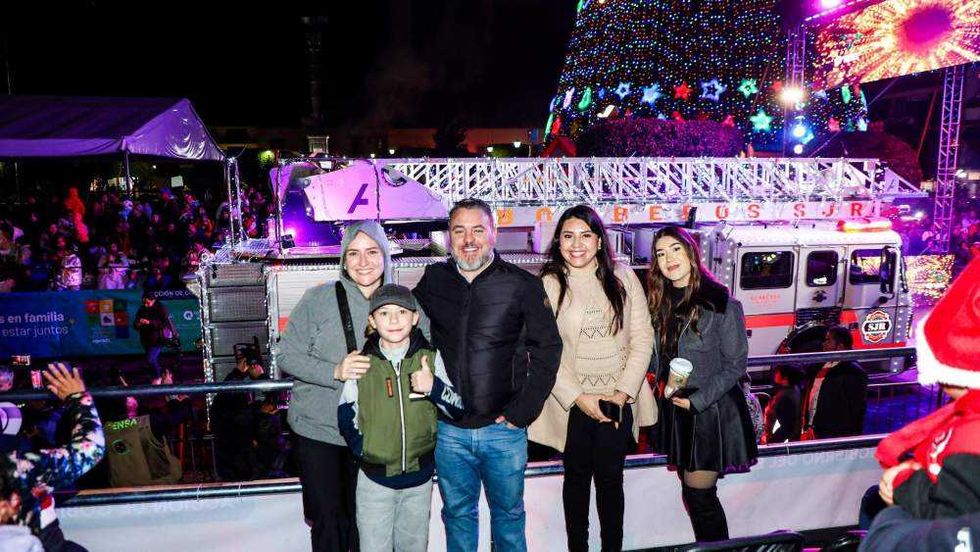 El Festival Alegría Contigo 2025 reunió a más de 20 mil personas en desfile navideño por el Centro Histórico de San Juan del Río.